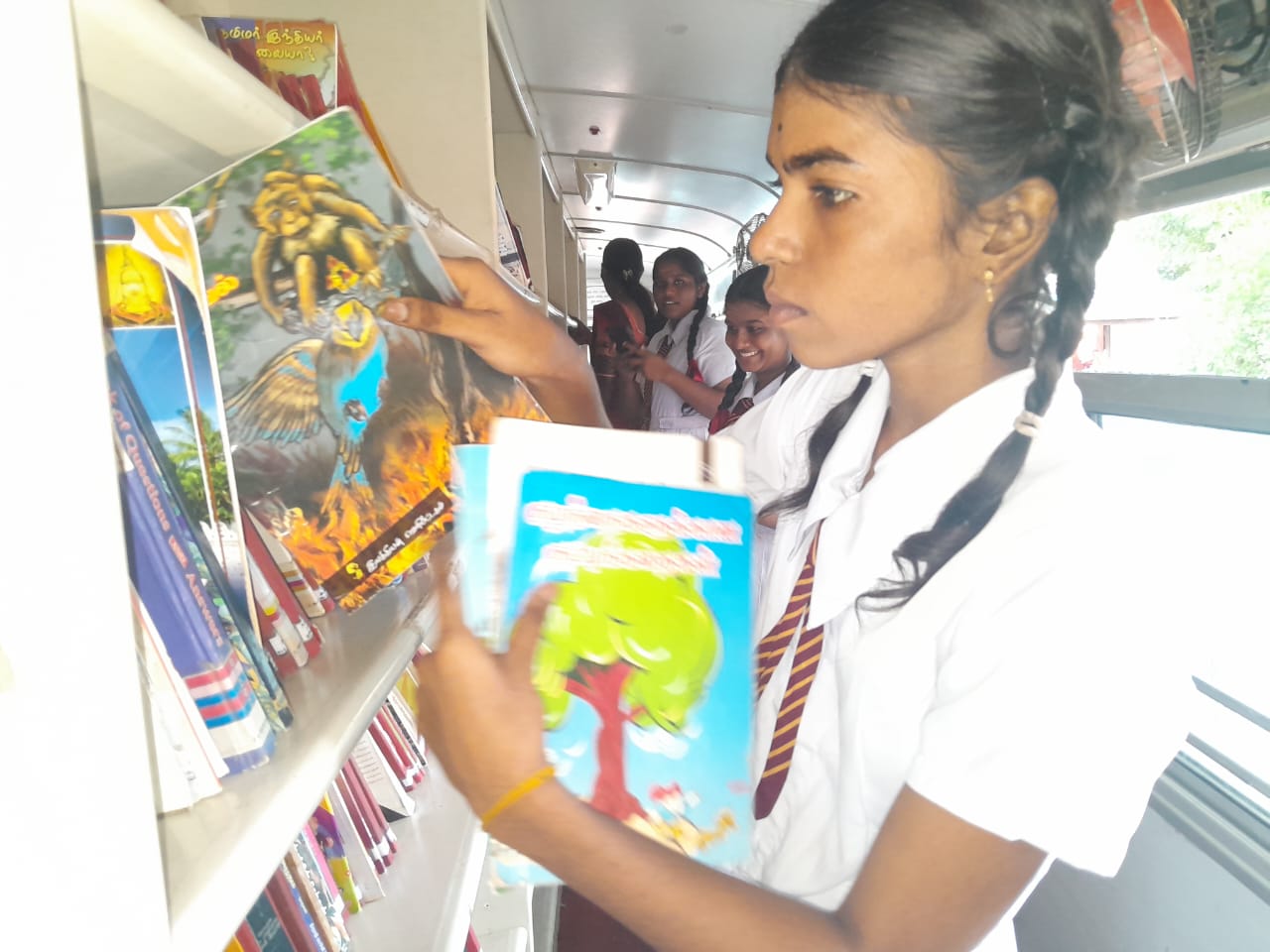 Mobile Library – Vannarpannai Ilayathampi Hindu Vidyalayam.